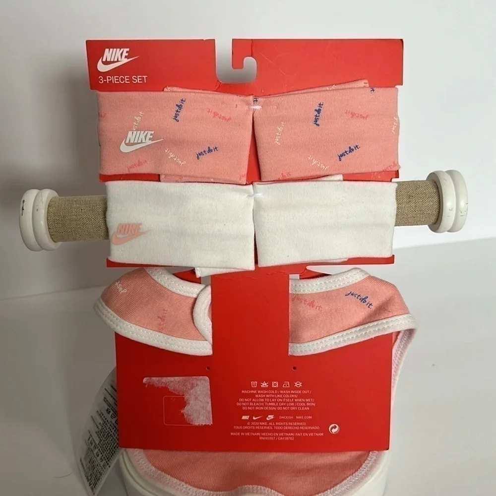 Nike Baby 0-6month Bib Set - 3pc Girls Pink NWT